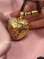 Колье на атласной нити с крупным золотистым сердцем