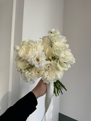 Свадебный букет из калл, диантусов, одноголовых роз,лизиантуса и маттиолы