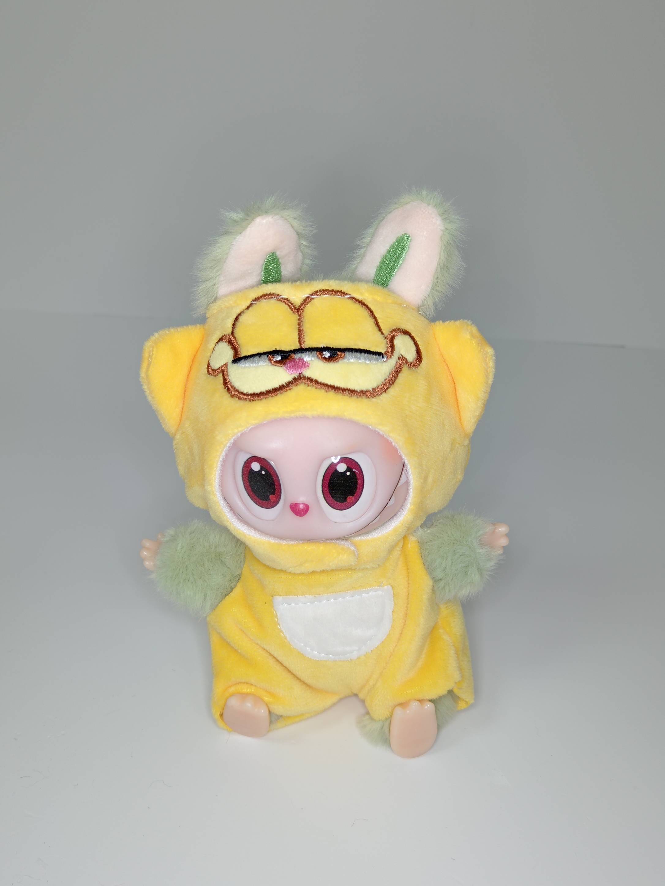 Игрушка-брелок Лабубу в костюме