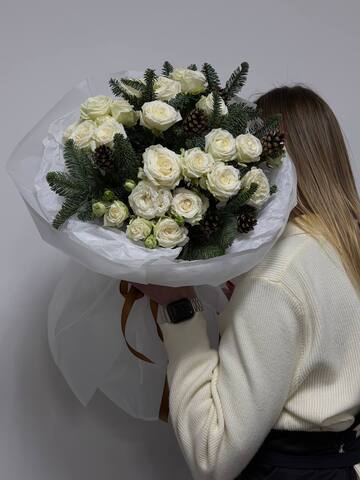 букет из нобилиса и кустовой пионовидной розы