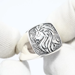 95010217-kolco-pechatka-lev-iz-chernyonogo-serebra