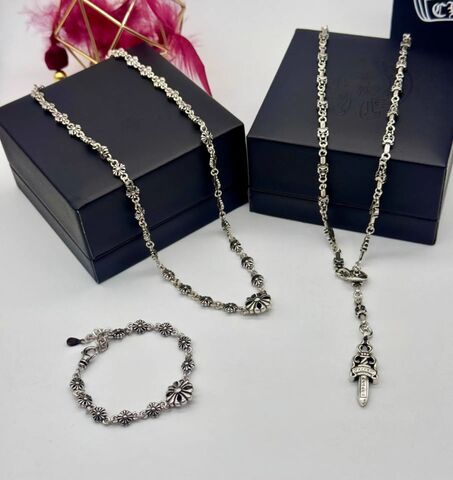 kole-galstuk-s-podveskoj-mech-v-stilistike-chrome-hearts