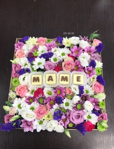Цветы и шоколадные буквы «Маме» #12244