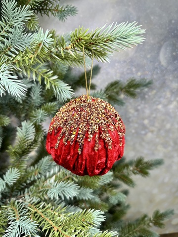 Елочная игрушка Шар красный 10см ChristmasDeLuxe жатый бархат с бисером и пайетками