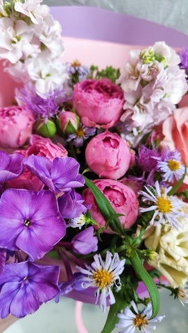 Букет из розы с флоксами и маттиолой