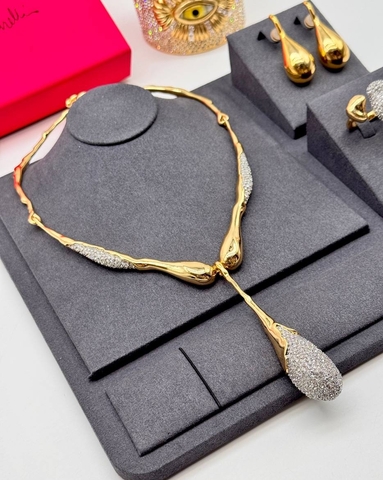 Колье жесткое с подвеской капля в стиле Schiaparelli