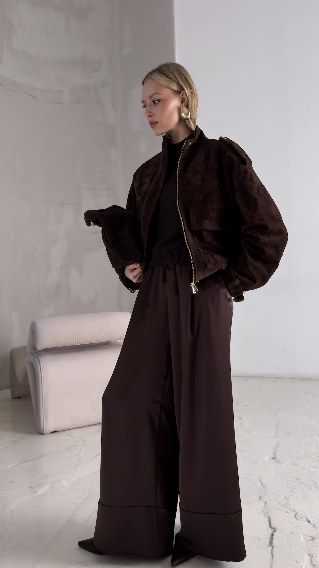 Атласные брюки с защипами и с манжетами