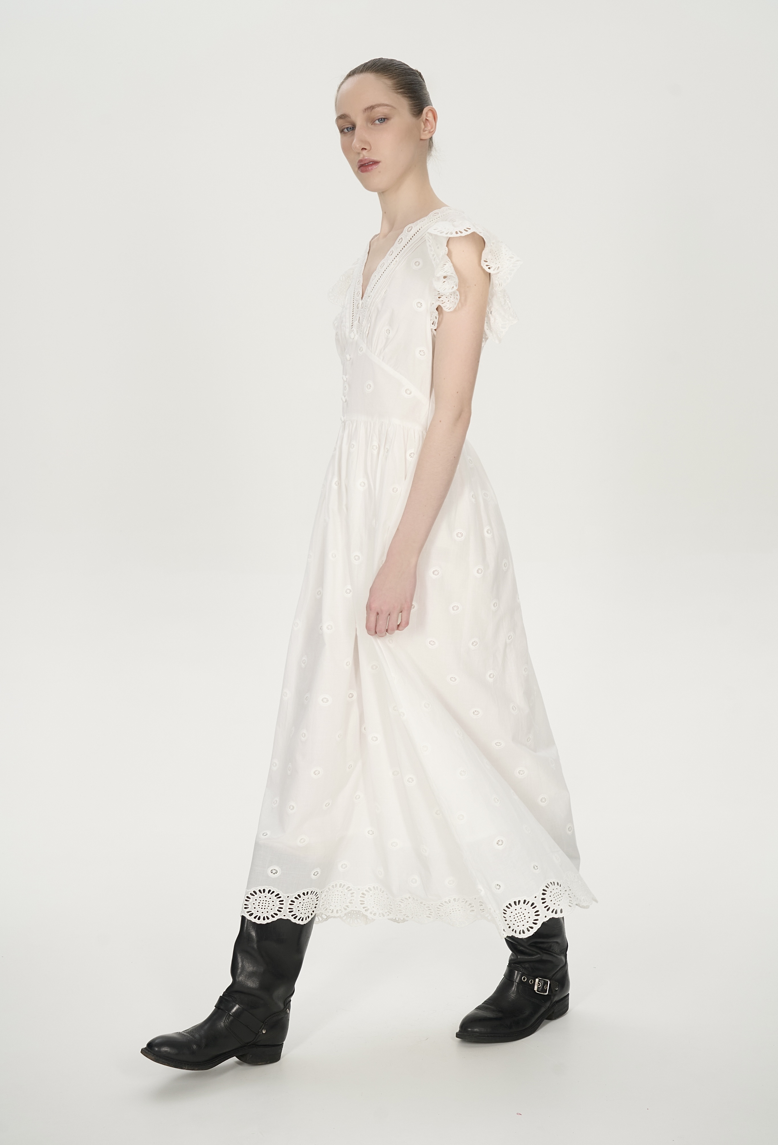 Платье белое с коротким рукавом