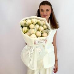 Монобукет из 15 белоснежных пионов Ангел с пёрышками. Монобукет 049 Chalet Green