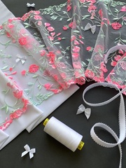 Вышивка на сетке белая/ментол 23 см