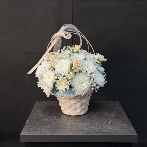 Корзинка с хризантемой и кустовой розой