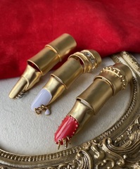 84570 - Кольцо ПАЛЕЦ с красным/белым ногтем в стилистике SCHIAPARELLI