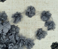 Тесьма текстиль цветок на сетке, ш. 6,5 см, серый