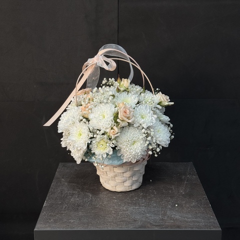 Корзинка с хризантемой и кустовой розой