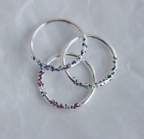 кольцо с вплавленными камнями