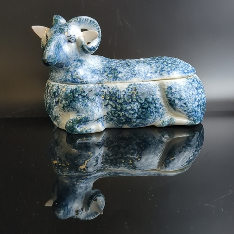 Маслёнка "Баран", фарфор, роспись, золочение, Товарищество М.С. Кузнецова в Вербилках (г. Дмитров), Российская империя, 1892-1917 гг.