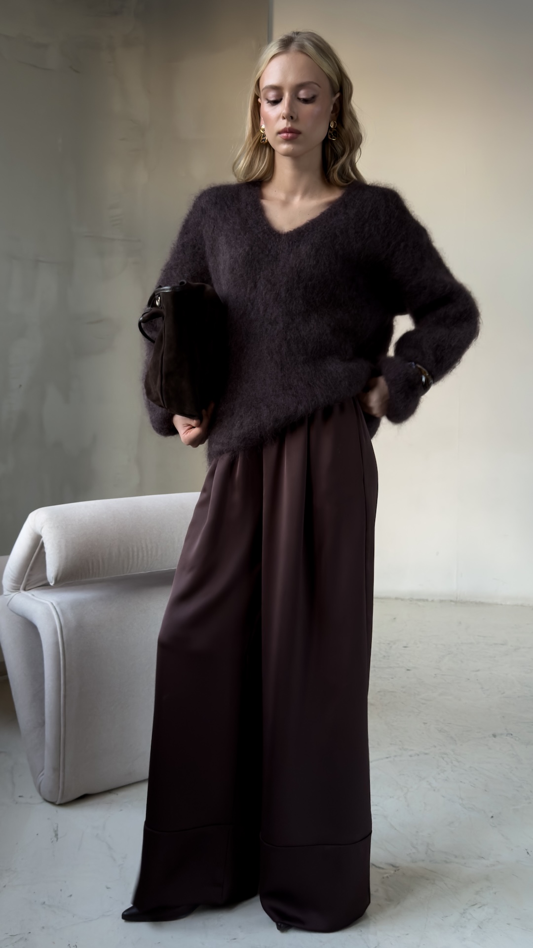 Атласные брюки с защипами и с манжетами