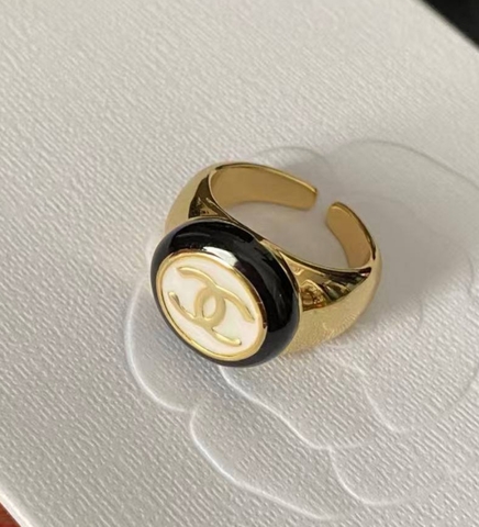 Кольцо печатка круглая с лого CHANEL