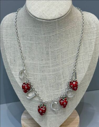 Колье -чокер с подвесками клубниками черные/красные style by GUCCI