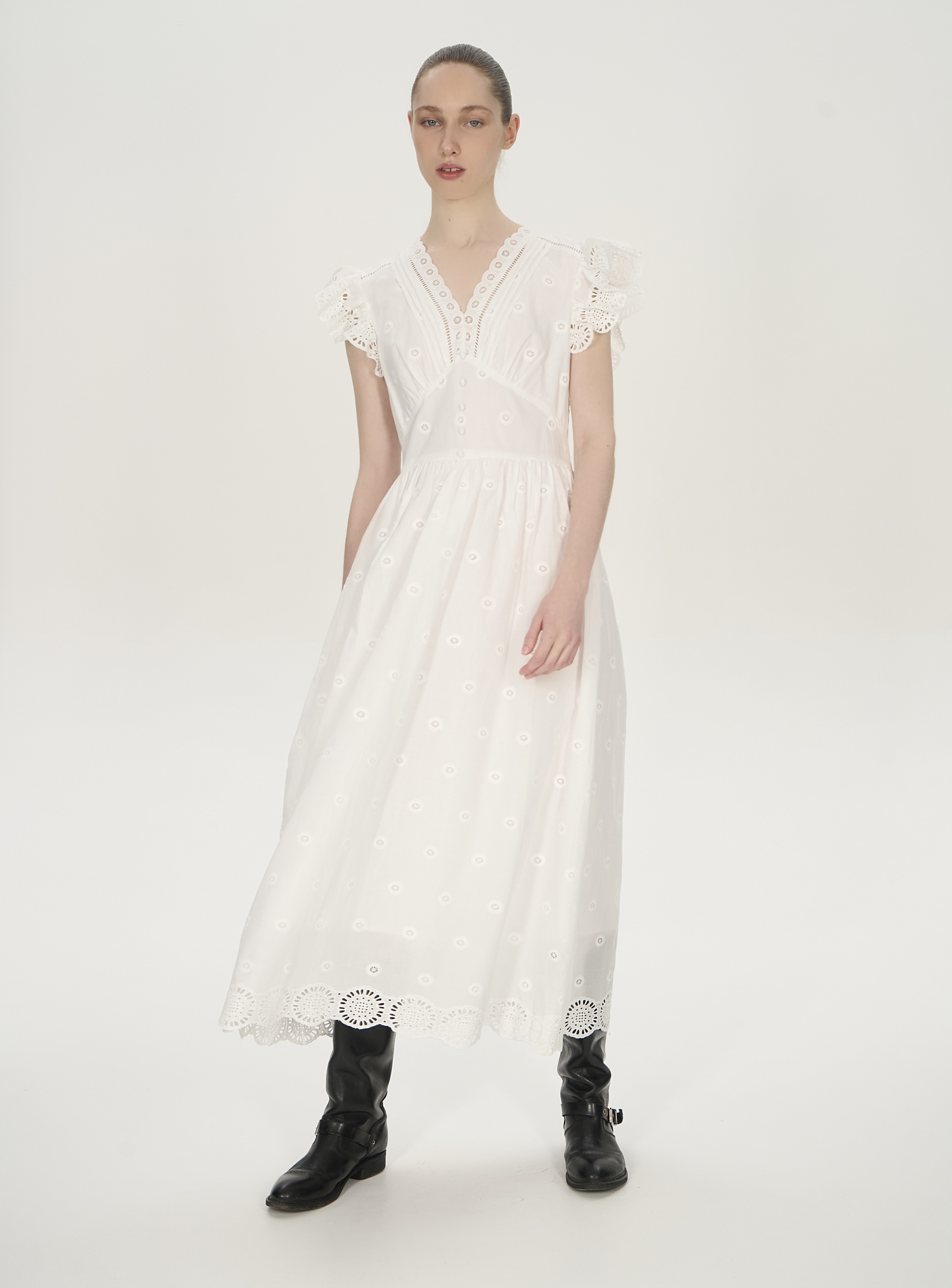 Платье белое с коротким рукавом