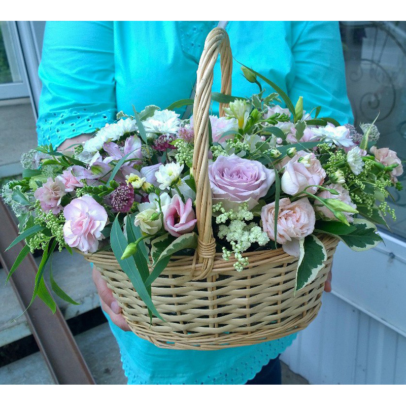 Купить корзину с живыми цветами в Перми
