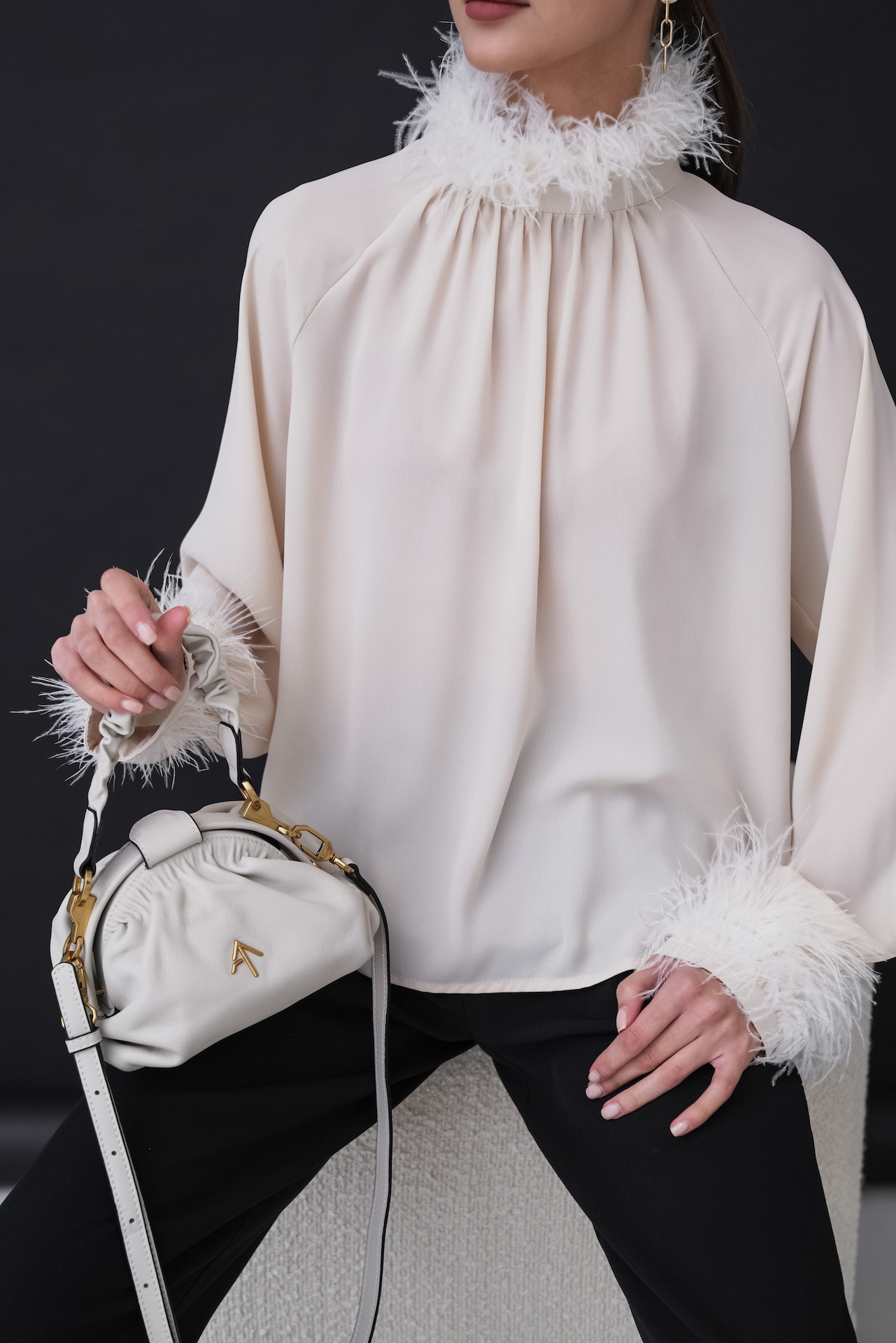 Блуза с отделкой из перьев