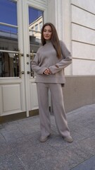 Трикотажный костюм с брюками цвета капучино