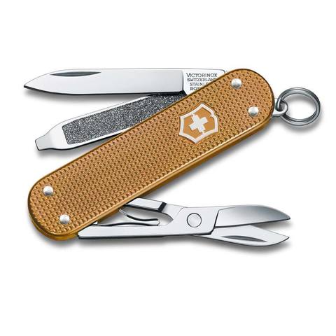 Нож-брелок Victorinox Classic SD ALOX Colors, Wet Sand (0.6221.255G) с алюминиевыми накладками рукояти, 5 функций, 58 мм. в сложенном виде, цвет коричневый | Wenger-Victorinox.Ru