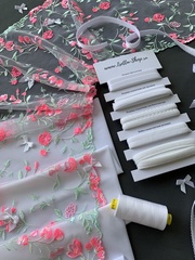 Вышивка на сетке белая/ментол 23 см