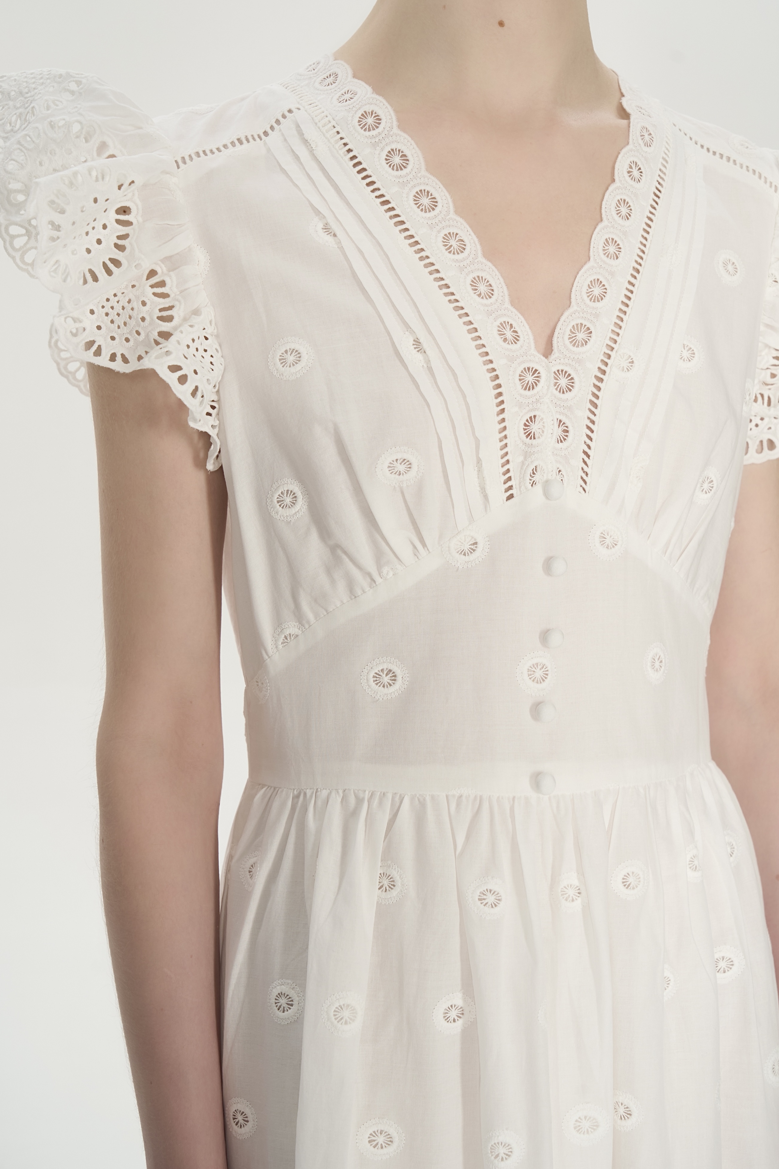 Платье белое с коротким рукавом