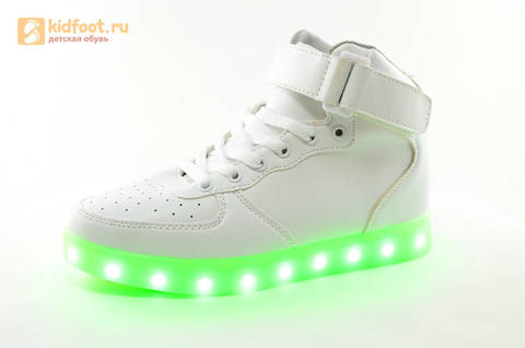 Светящиеся высокие кроссовки с USB зарядкой Fashion (Фэшн) на шнурках и липучках, цвет белый, светится вся подошва. Изображение 7 из 27.