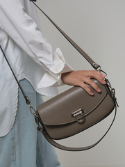 Сумка кожаная на плечо багет тауп