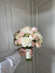 Свадебный букет из одноголовых роз, диантусов и кустовых пионовидных роз