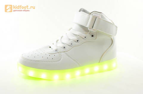 Светящиеся высокие кроссовки с USB зарядкой Fashion (Фэшн) на шнурках и липучках, цвет белый, светится вся подошва. Изображение 4 из 27.