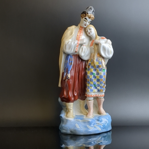 Статуэтка "Майская ночь", скульптор О.Л. Жникруп, фарфор, роспись, золочение, Полонский завод художественной керамики (Полонное ЗХК), СССР, 1973-1991 гг.