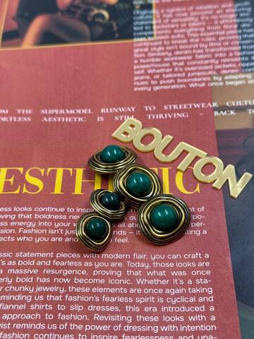 Пуговицы бронзовые неровной формы с зеленым камнем