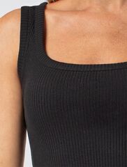 Топ из трикотажа в широкий рубчик  D43.224 (124112)