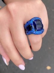 11741- Крупное кольцо с синими микроцирконами в стиле Grisogono