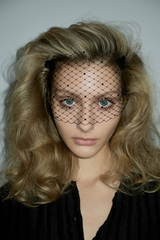 Вуаль черная с цветами из кожи