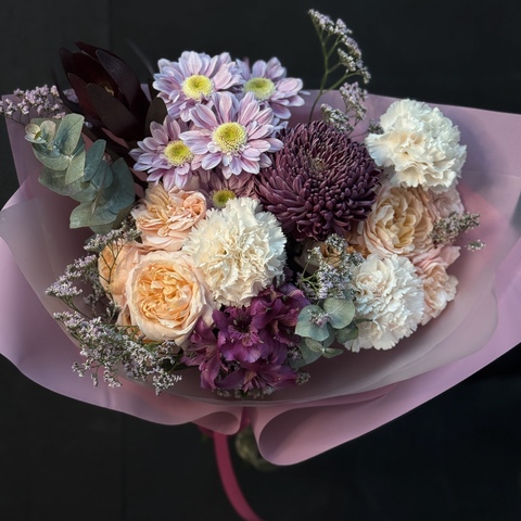 Букет из микса хризантем, кустовой розы, диантусов и альстромерии