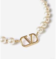 kole-choker-iz-zhemchuga-s-logotipom-valentino