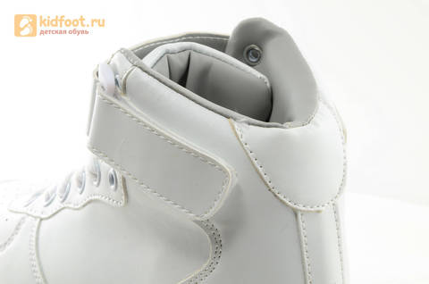 Светящиеся высокие кроссовки с USB зарядкой Fashion (Фэшн) на шнурках и липучках, цвет белый, светится вся подошва. Изображение 21 из 27.