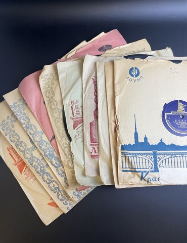 №60 Набор из 10 грампластинок диаметр 25 см, разные жанры: Песенка Нинон, Летят утки, Вальс из б-та" Лебединое озеро, Накинув плащ, Ягодиночка, Ванька-ключник и др. Мелодия СССР.