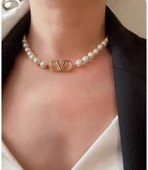 kole-choker-iz-zhemchuga-s-logotipom-valentino