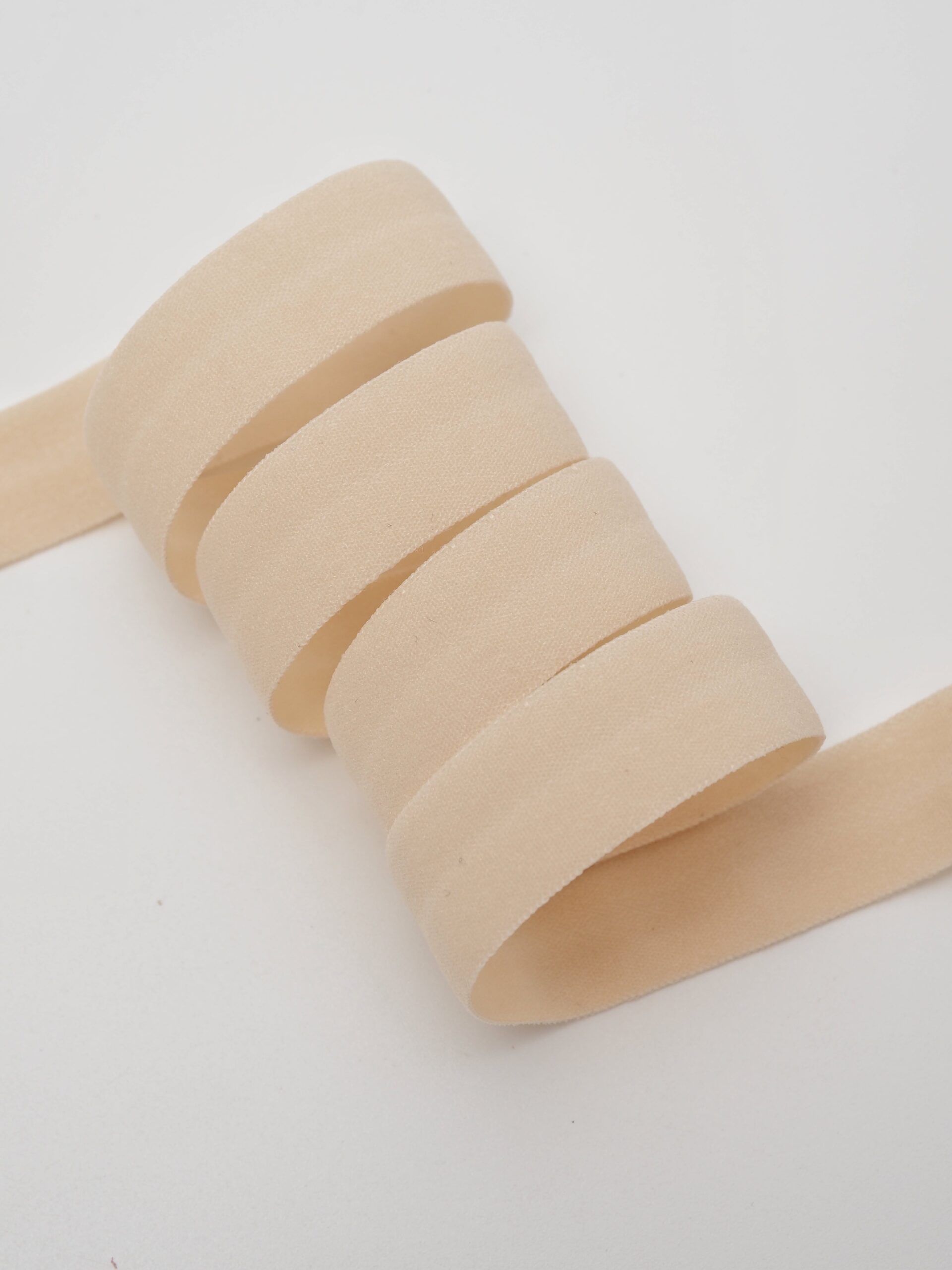 Бейка эластичная бежевая матовая ширина 15 мм