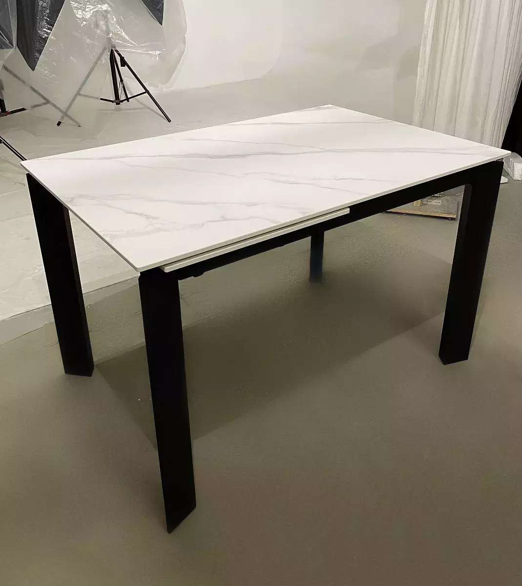 Стол CORNER 120 MATT WHITE MARBLE SOLID CERAMIC / BLACK, DISAUR