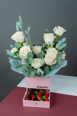 Коробка с розами и ягодой