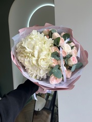 Букет сборный из гортензии, кустовых пионовидных роз и эвкалипта