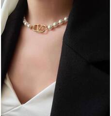 kole-choker-iz-zhemchuga-s-logotipom-valentino