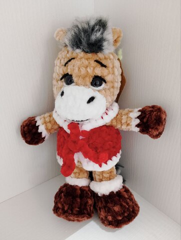 Лошадка в красной жилетке (15 см.)